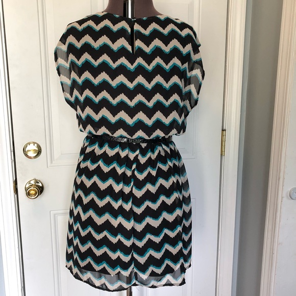 LILY ROSE • CHEVRON PRINT DRESS - Picture 2 of 8